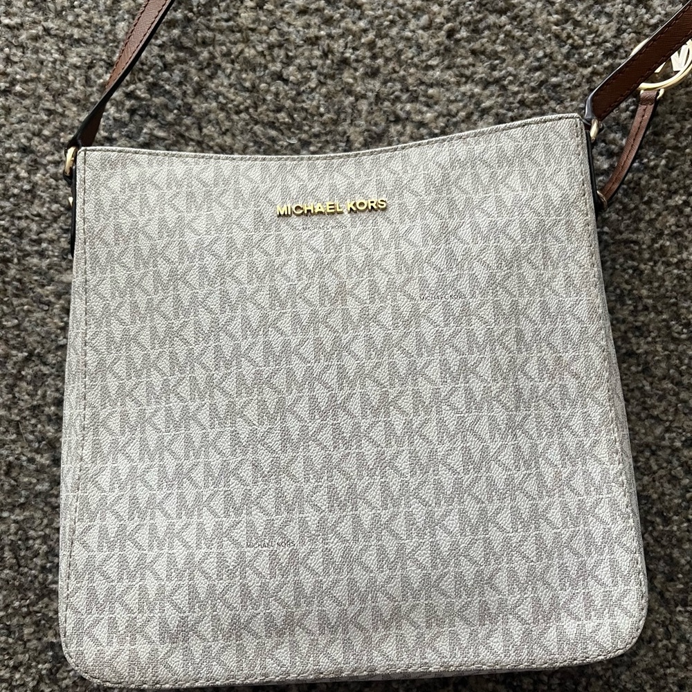 Michael Kors cross body bag, used maybe 2 times. Very clean in great condition.